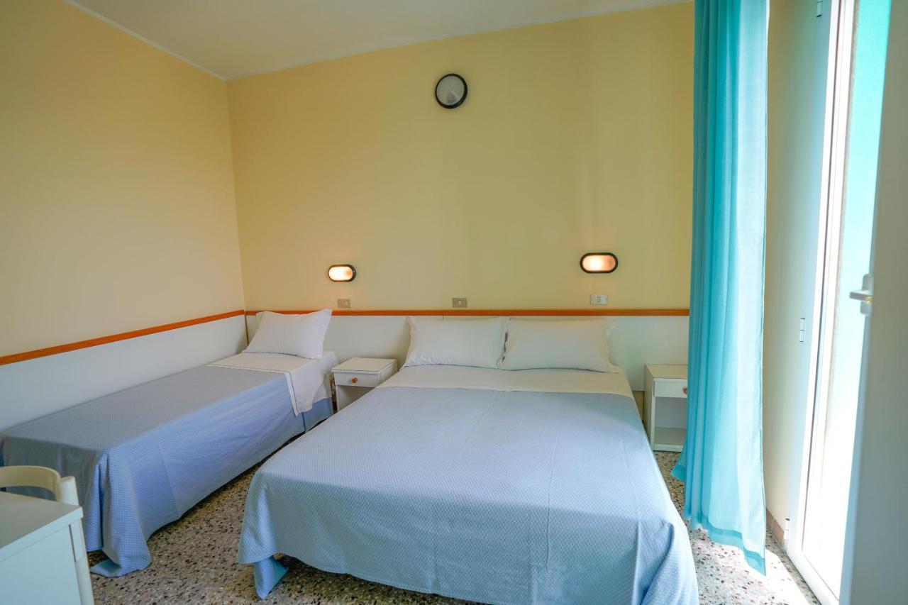 Hotel Mondial Rimini Esterno foto