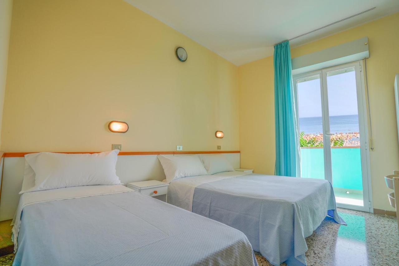 Hotel Mondial Rimini Esterno foto