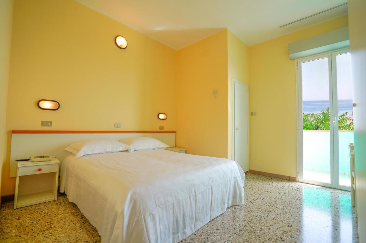Hotel Mondial Rimini Esterno foto