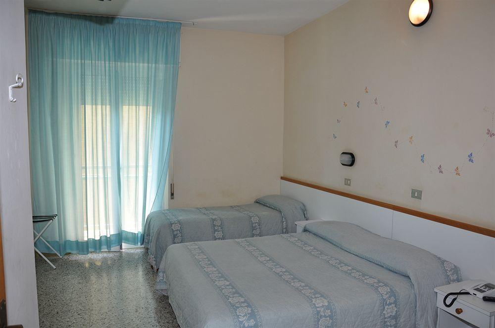 Hotel Mondial Rimini Esterno foto